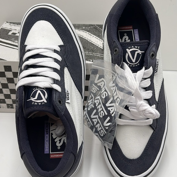 Vans Men’s Rowan
Dark Navy/White
VN0A5JICCZP
Sneakers - Picture 12 of 16